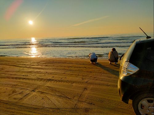 車で走れる砂浜『千里浜なぎさドライブウェイ』に沈む夕日
