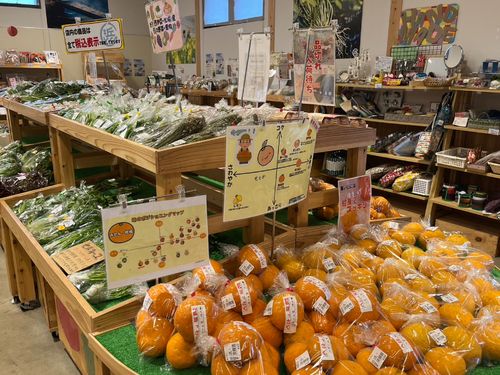 町内や周辺でとれた野菜や果物もすぐ陳列