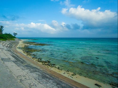 キャンプ場を抜けた先の海。久米島で一番きれいだと思います。