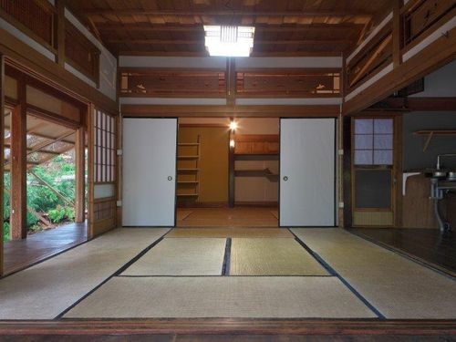 ゲストハウスの空き部屋に泊まっていただきます