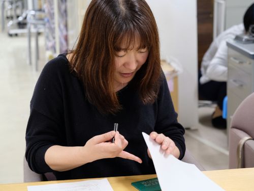 契約書に押印する「あかっちゃん」