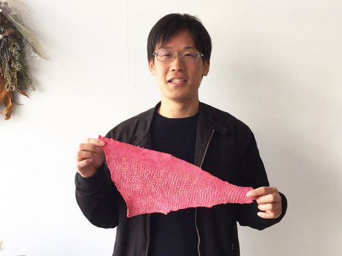 地域おこし協力隊の野口さんは魚の皮を鞣したフィッシュレザーを開発中