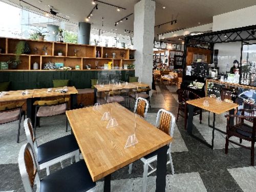 店内に併設されているカフェでは、特産物を活用したメニューも提供しています