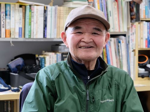 ３人の活動を見守る浅沼利一郎さん