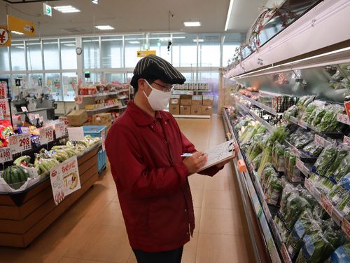 総合スーパーで青果の品出し！