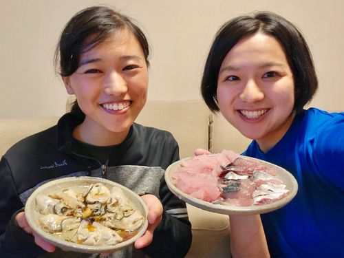 漁業の現場に1日入り、お裾分けの岩牡蠣と魚を頂いた夕食