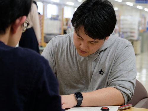 契約書に押印する「うっちー」