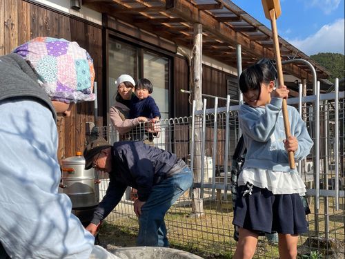 お婆ちゃんも、こどもも、みんな一緒にお餅つき！