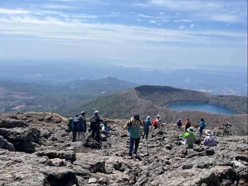 火山湖や噴火後の活火山が見渡せる霧島連山