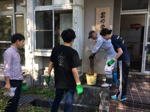 奥阿賀くるみ研究会長谷川さんから指導をうける