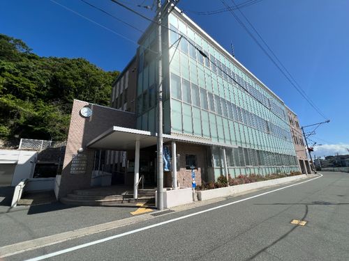 写真①：家島事務所　水色のガラスが美しい地域の生活を支える施設です。