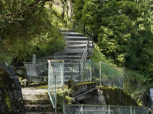 集落内の小道も魅力的です。ですが、車を停めるところには少し難があります…