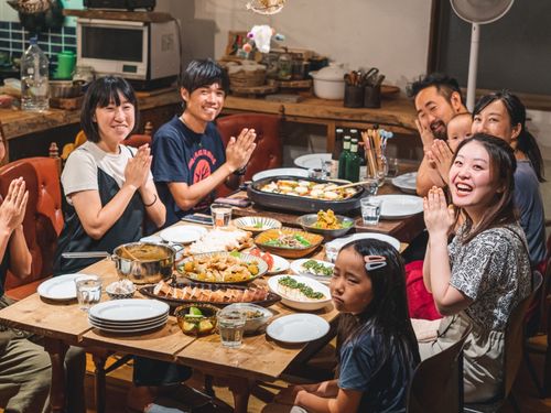 暮らす実験室IKIにはよくゲストが訪れ、みんなで食事をしています
