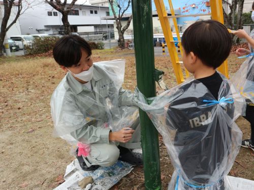 学生が企画した「地域の人の思い出に残る公園を作る」ことを目的にした公園遊具塗装イベントの様子（左側男性）