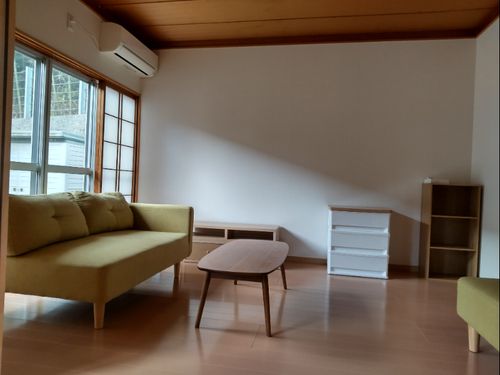 滞在には公営の住宅も用意（家具・家電のレンタルも可能です））