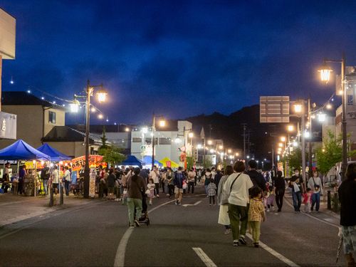 夜市で賑わいをみせる千厩商店街