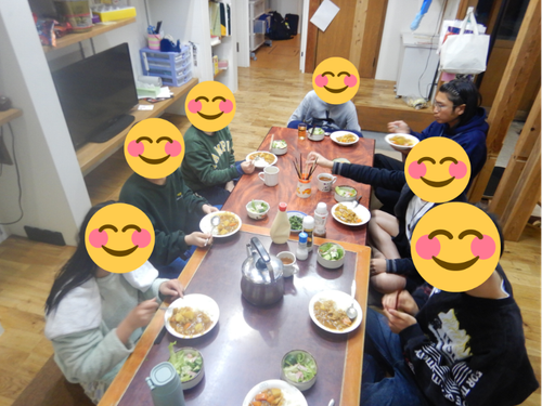 島留学生は「はぐくみ寮」で共同生活をおくります。島留学生の友達やハウスマスターと食卓を囲んでいる様子。