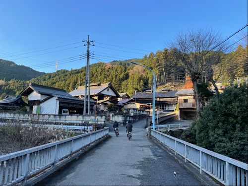 川や森のそばに古民家が共存する集落