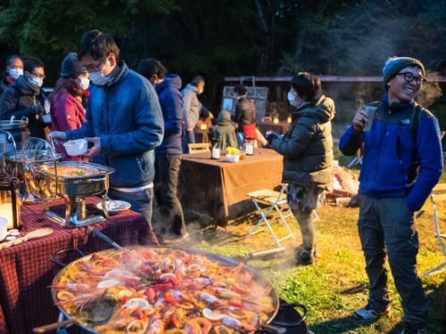 焚き火を囲みながら伊那で活躍するキーパーソンとの交流会