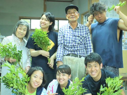 学生ボランティアと農家さん。一緒に作業＋対話で距離の縮まり方が早い！