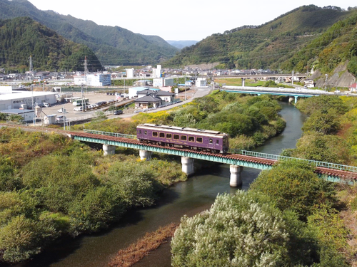 田舎ではあるものの、電車や商業施設もあるので、生活にはほとんど困りません◎
