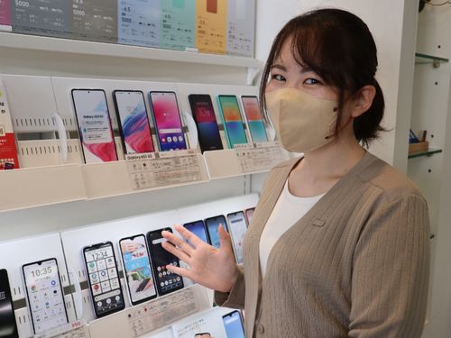 携帯ショップで。