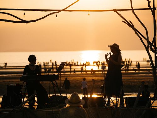 夕日を背景に一日限りの特設ステージが登場