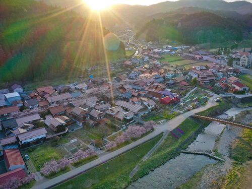 中心部の通りは旧出雲街道に沿って、島根県に多い石州瓦の家々が並びます。住民の努力によって、美しい日常の風景が広がっています。