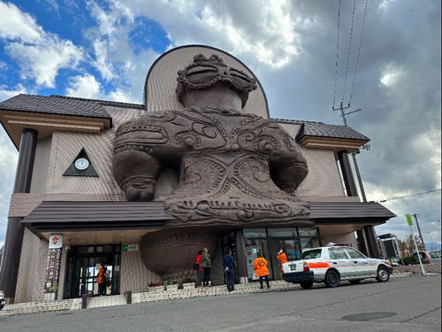 JR木造駅のしゃこちゃんは思ったより大きくて迫力あり！木造駅含め、様々ある縄文コンテンツを体験してくれる方をお待ちしてます！