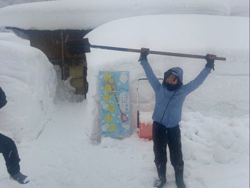 除雪をして楽しむ女子たち