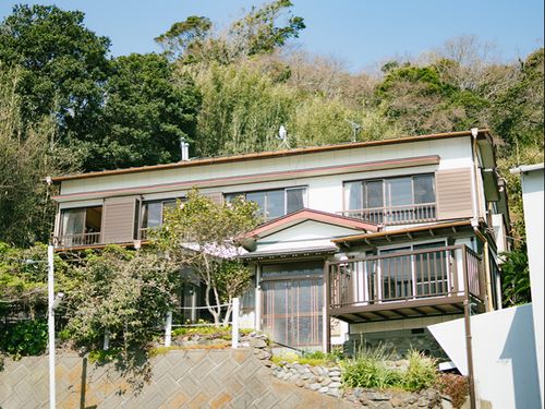 外観。元民宿らしいレトロな佇まい