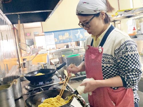 町内のチャレンジショップを活用し、「味の伝承」で活動中の大森さん。