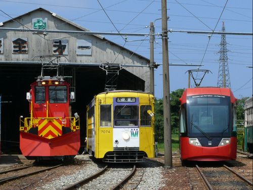 路面電車「万葉線」の車両たち