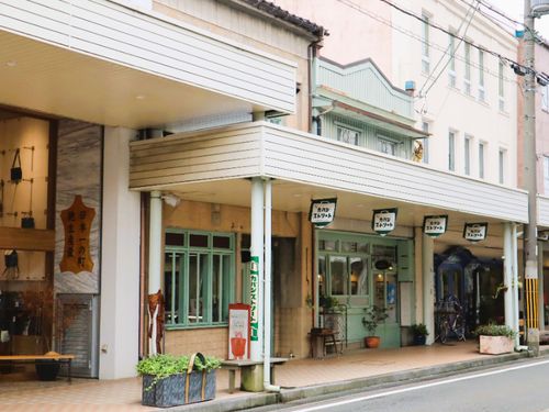 かばん職人養成学校やカバンのクリーニング店も並ぶ