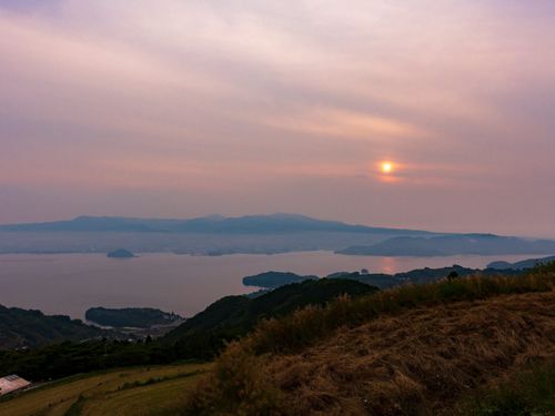 移住者が大村の魅力だと口を揃える大村湾。内海で、いつでも穏やかな景色が見られる