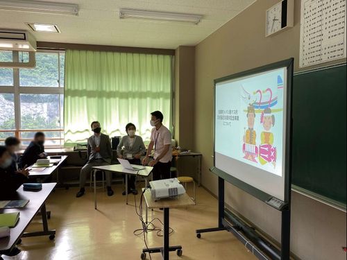 中学校を訪問し、バリ交流30周年記念事業について話しました。