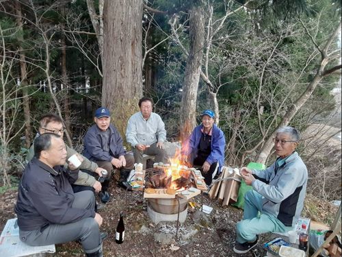 「山の神」：毎年４月１２日に行うお祭り。早朝５時から祠に集まり、お神酒などをいただいで山仕事の安全等を祈りながら談話します。