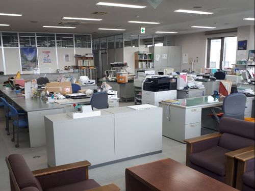 商工会の作業スペース。広い窓があり天井も高く、開放的な空間です。