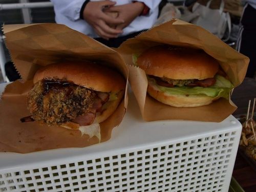 生徒が考案した「海星バーガー」。地元の名産であるしいたけを使っており、地元のイベントでは即完売となる人気商品になった