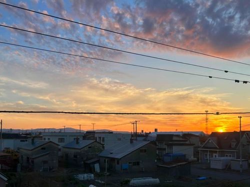 自宅の窓から見た夕陽