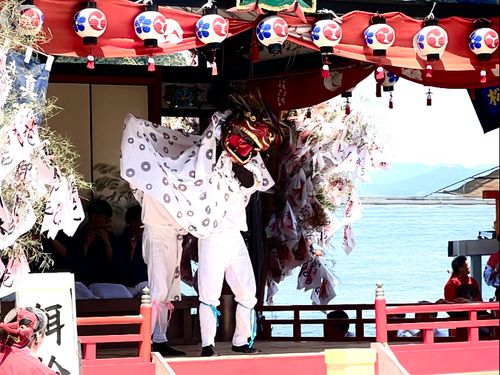 船上で舞う獅子舞。とある演目はアクロバティックな大技も・・・ぜひその目で確かめてください。