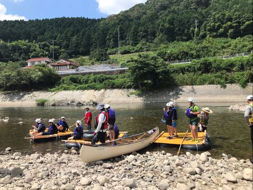 子どもたちお手製のいかだで「川下り体験」　