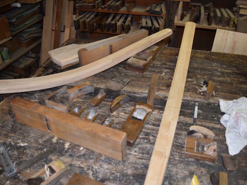 工房には大きな機械から小さな道具まで揃っています。