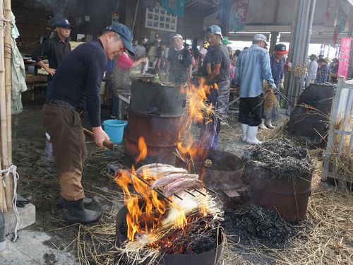 捌いたカツオはすぐに藁焼きに。