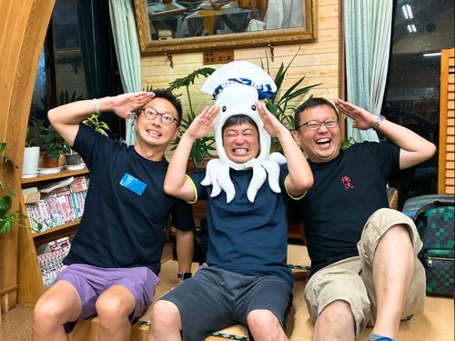 一番右が能登町役場の灰谷さん。いつもイカを被ってお出迎えしてくれます。