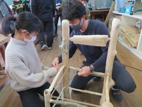 伊那小の総合学習のテーマは動物だけではありません！くぎや接着剤をまったく使わない土に還る椅子づくり