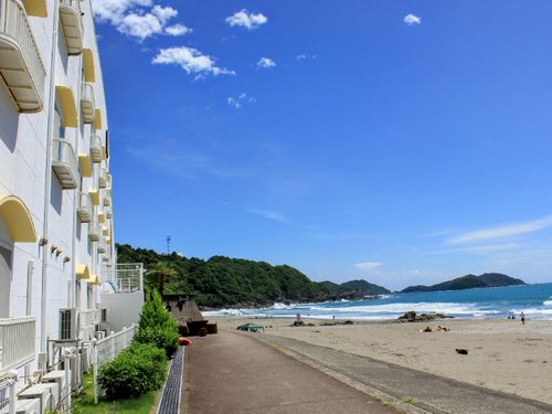 街に近い海
