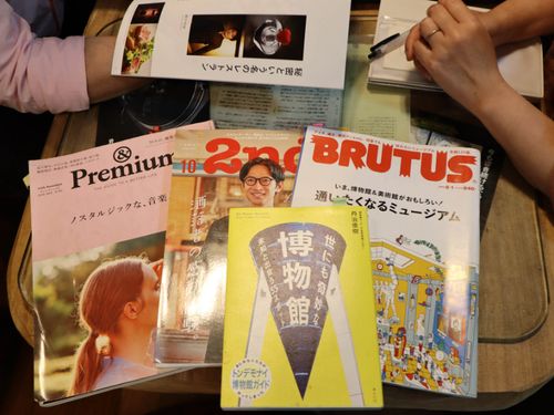 雑誌や新聞、テレビなど様々なメディアで紹介。音楽評論家やミュージシャンなど、著名人も多く訪れている