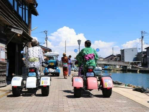 狭い道も楽々「べいかーと」（奥）と「べいとらいく」（手前）