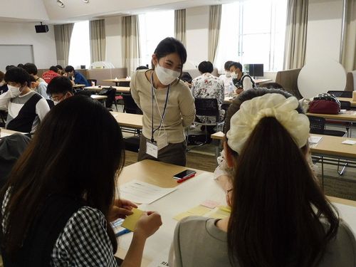 近隣大学での講義の様子です◎